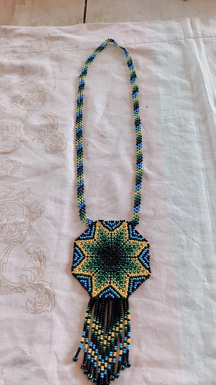 Collar Artesanal Geométrico con Flecos