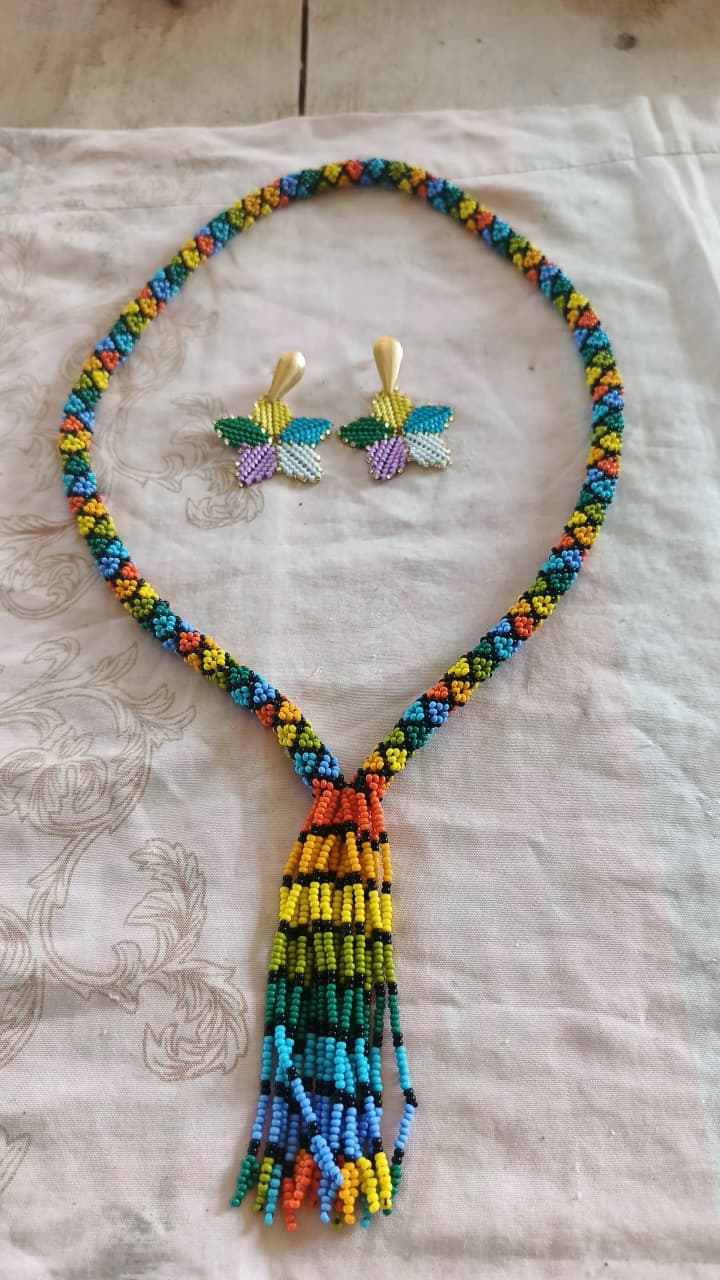 Conjunto Artesanal de Collar y Aretes Multicolor en Mostacillas