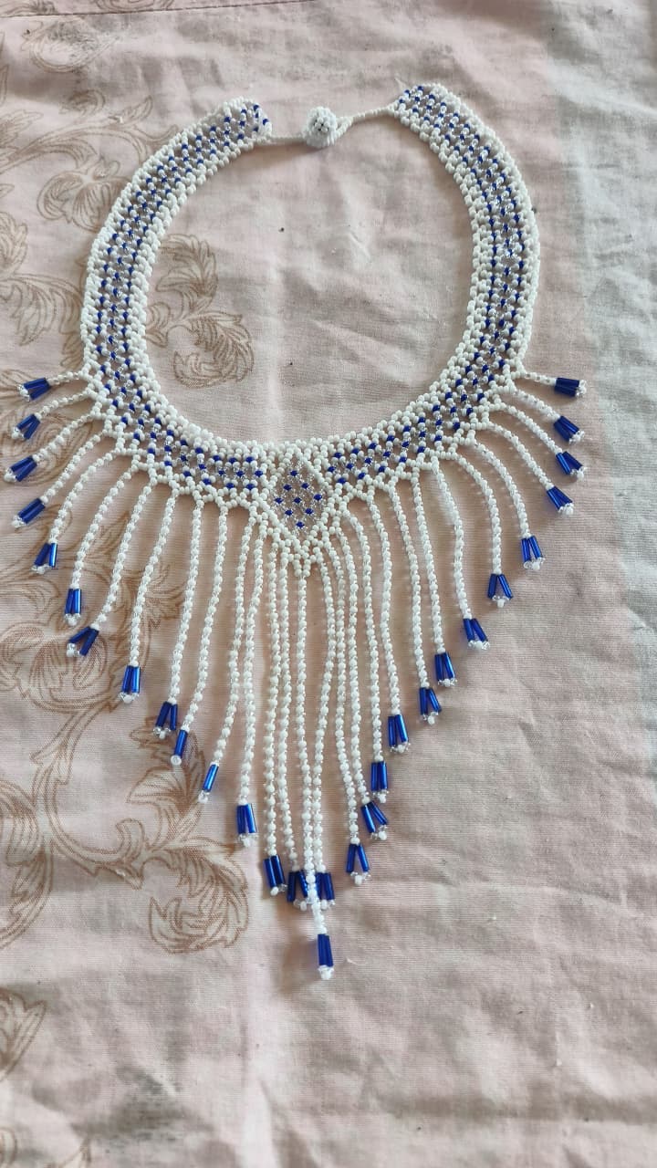 Collar Babero Artesanal Blanco y Azul con Flecos