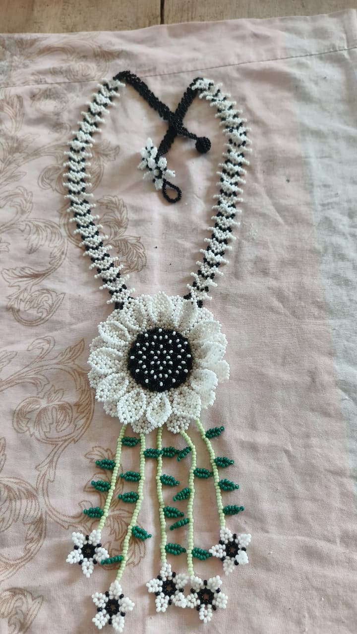 Collar Gargantilla Dije de Girasol Blanco y Negro